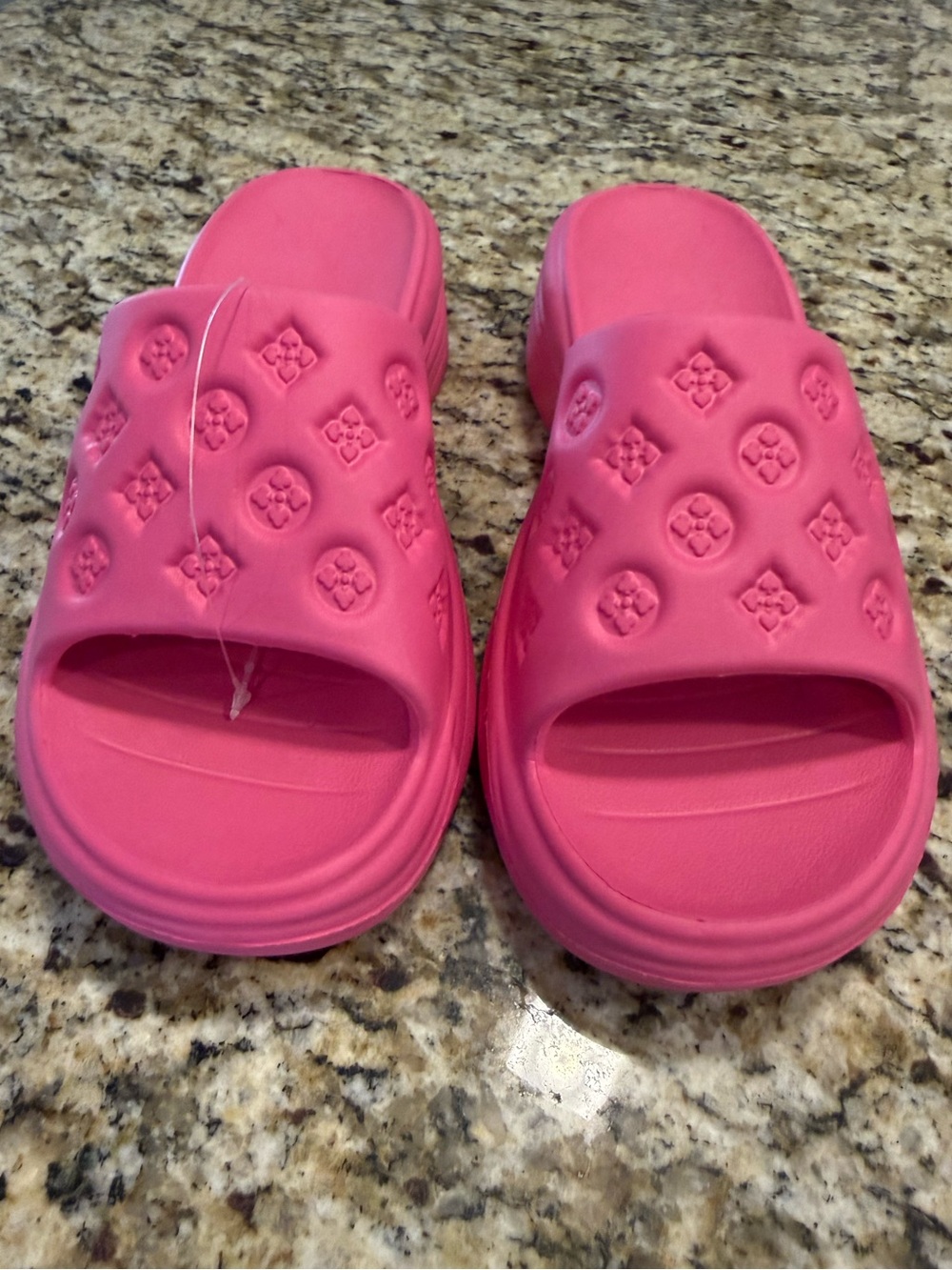 Vibrant pink rubber slide sandals casual comfy beach resort preppy SZ 7/37